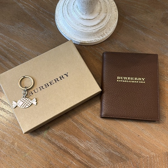 Burberry leather notebook and vintage key chain - Picture 1 of 12